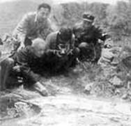 在野外进行地质考察